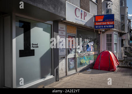 Zelten auf der Straße in Brighton Stockfoto