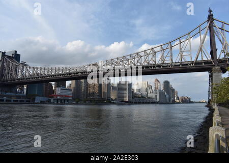 Die Ed Koch Queensboro Bridge, aka die 59th Street Bridge und die Skyline von Midtown Manhattan in New York City Roosevelt Island gesehen. -05 Stockfoto