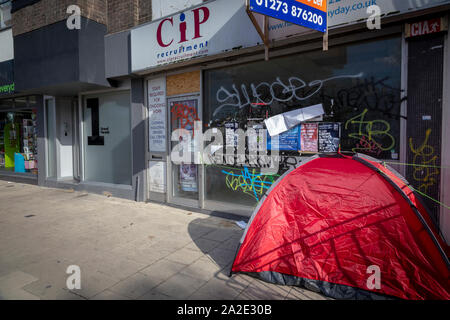 Zelten auf der Straße in Brighton Stockfoto