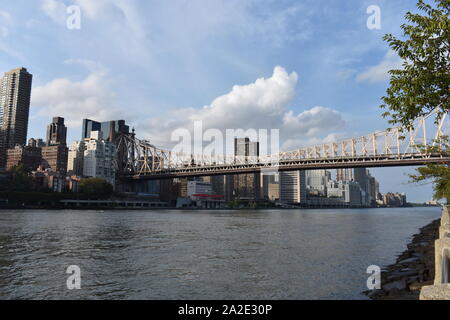 Die Ed Koch Queensboro Bridge, aka die 59th Street Bridge und die Skyline von Midtown Manhattan in New York City Roosevelt Island gesehen. -08 Stockfoto