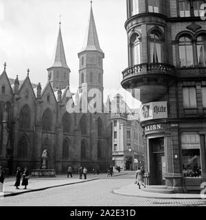 Stiftskirche St. Martin und St. Maria Sterben in Kaiserslautern von der Schillerstraße aus gesehen, Deutschland 1930er Jahre. St. Martin und St. Mary's Stiftskirche in Kaiserslautern, Deutschland 1930. Stockfoto