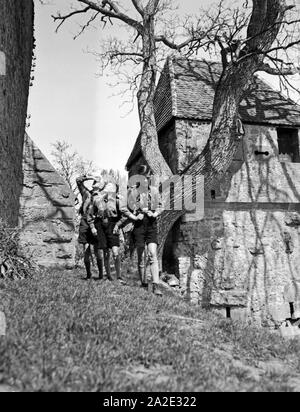 Drei Hitlerjungen kommen auf einer Wandertour durch Deutschland, 1930er Jahre. Drei Hitler Jugend Wanderschaft durch Deutschland, 1930er Jahre. Stockfoto