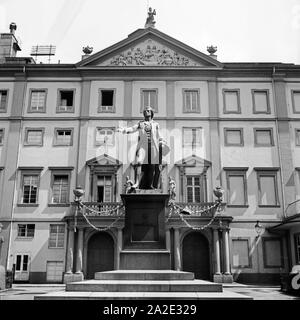 Schillerdenkmal vor dem Theater in Mannheim, Deutschland 1930er Jahre. Schiller Denkmal vor dem Mannheimer Theater, Deutschland 1930. Stockfoto