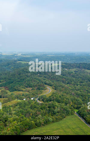 Luftaufnahme des ländlichen Wisconsin auf einer Spätsommer morgen. Vernon County, Wisconsin. Stockfoto