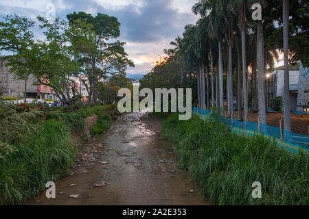 Die Cali Fluss fließt durch das Zentrum der Stadt Cali in Kolumbien. Stockfoto