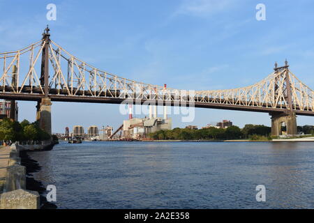 Die Ed Koch Queensboro Bridge, aka die 59th Street Bridge und die Königinnen, die Skyline von New York City Roosevelt Island gesehen. -13 Stockfoto