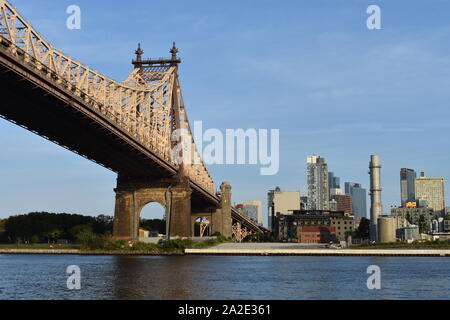 Die Ed Koch Queensboro Bridge, aka die 59th Street Bridge und die Königinnen, die Skyline von New York City Roosevelt Island gesehen. -16 Stockfoto