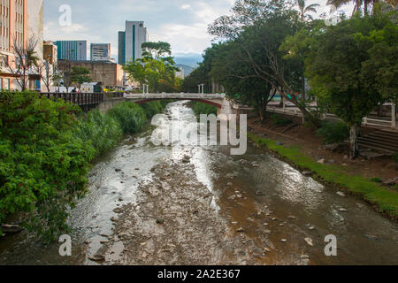 Die Cali Fluss fließt durch das Zentrum der Stadt Cali in Kolumbien. Stockfoto