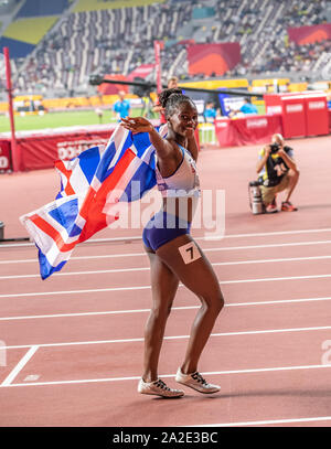 Doha, Katar. 2. Okt 2019. Dina Asher-Smith feiern ihren Sieg und Goldmedaille bei den Frauen 200 m-Finale am Tag sechs der 17. IAAF Leichtathletik WM 2019 in Doha Khalifa International Stadium am 2. Oktober 2019 in Doha, Katar. Gary Mitchell/Alamy leben Nachrichten Stockfoto