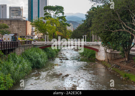 Die Cali Fluss fließt durch das Zentrum der Stadt Cali in Kolumbien. Stockfoto