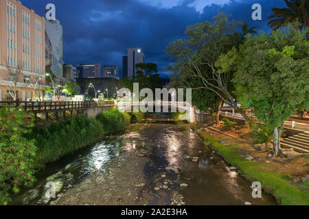 Die Cali Fluss fließt durch das Zentrum der Stadt Cali in Kolumbien. Stockfoto