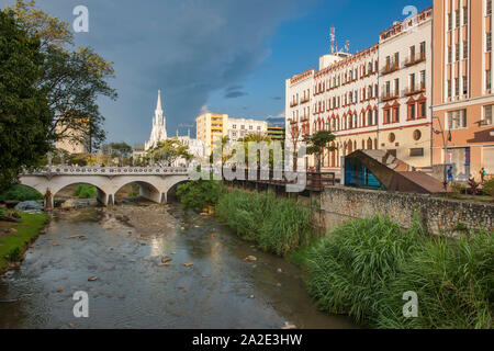 Die Cali Fluss fließt durch das Zentrum der Stadt Cali in Kolumbien. Stockfoto