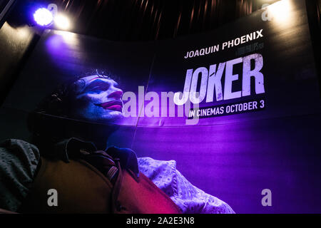 Bangkok, Thailand - Okt 1, 2019: Joker film Hintergrund Poster mit Strahlern im Kino. Kino Werbung Werbung Konzept Stockfoto