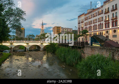 Die Cali Fluss fließt durch das Zentrum der Stadt Cali in Kolumbien. Stockfoto