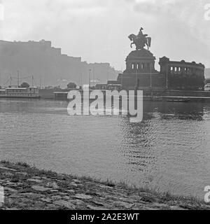 Das Kaiser-Wilhelm-Denkmal am Deutschen Eck in Koblenz von der Moselmündung gesehen, Deutschland 1930er Jahre. Denkmal von Kaiser Wilhelm am Deutschen Eck in Koblenz von der Mosel, Deutschland der 1930er Jahre gesehen. Stockfoto