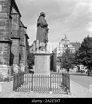 Das Herderdenkmal der Herderkirche in Weimar, Deutschland 1930er Jahre. Denkmal der deutschen Dichter Johann Gottfried Herder neben der Kirche Herderkirche in Weimar, Deutschland 1930. Stockfoto