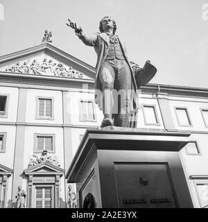 Das schillerdenkmal vor dem Theater in Mannheim, Deutschland 1930er Jahre. Schilelr Denkmal vor dem Theater in Mannheim, Deutschland 1930. Stockfoto