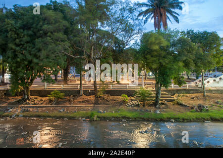 Die Cali Fluss fließt durch das Zentrum der Stadt Cali in Kolumbien. Stockfoto