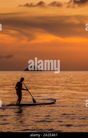 Sup-boarding bei Sonnenuntergang in Thailand Stockfoto