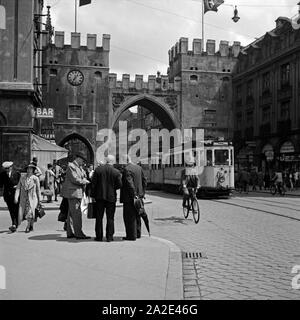 Eine Straßenbahn der Linie 39 passiert das Karlstor in der Innenstadt von München, Deutschland 1930er Jahre. Eine Straßenbahn vorbei am Karlstor Tor an der inneren Stadt München, Deutschland 1930. Stockfoto