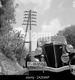 Mit dem Ford V8 unterwegs im Deutschen Reich, Deutschland 1930er Jahre. Fahrt durch das Reich in einem Ford V8, Deutschland 1930. Stockfoto