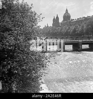 Brücke über die Isar mit Blick auf die evangelisch lutherische Lukaskirche in München, Deutschland 1930er Jahre. Brücke über die Isar mit Blick auf die Lutherische St. Lukas Kirche, München, Deutschland 1930. Stockfoto