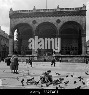 Die Feldherrnhalle auf dem Odeonsplatz in München, Deutschland 1930er Jahre. Feldherrhalle Halle auf dem Odeonsplatz Quadrat, München, Deutschland 1930. Stockfoto