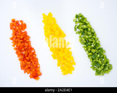 Rote, grüne und gelbe Paprika süss auf weißem Hintergrund gehackt Stockfoto