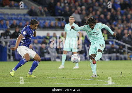 Cardiff, Großbritannien. 02 Okt, 2019. Eberechi Eze von Queens Park Rangers schießt während der efl Sky Bet Championship Match zwischen Cardiff City und Queens Park Rangers an der Cardiff City Stadium, Cardiff, Wales am 2. Oktober 2019. Foto von Dave Peters. Nur die redaktionelle Nutzung, eine Lizenz für die gewerbliche Nutzung erforderlich. Keine Verwendung in Wetten, Spiele oder einer einzelnen Verein/Liga/player Publikationen. Credit: UK Sport Pics Ltd/Alamy leben Nachrichten Stockfoto