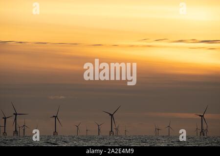 Walney Island, Barrow-In-Furness, Cumbria GROSSBRITANNIEN. 2. Oktober 2019. UK Wetter. Nach einem Tag der Sonne auf dem Cumbrischen Küste, Blick auf den Sonnenuntergang über der fernen Walney Island Offshore-windfarm. Blick von Westshore, Walney Island über die Irische See an der Küste von Cumbria. Credit: greenburn/Alamy Leben Nachrichten. Stockfoto