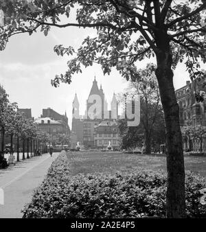 Der Ostchor des Hohen Domes zu Mainz vom Fischtorplatz aus gesehen mit dem Fischtorbrunnen, Deutschland 1930er Jahre. Östlichen Teil der Mainzer Dom, Deutschland 1930. Stockfoto