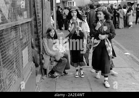 1970 s UK Jugendmädchen Bay City Roller Fans. Junge Band pop Gruppe verlassen Pop Konzert im Hammersmith Odeon, London 1975. Mädchen sind das Tragen der Bay City Roller tartan Fashion 70s HOMER SYKES Stockfoto