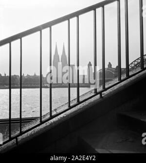 Blick auf den Dom zu Köln von der Deutzer Rheinseite aus, 1930er Jahre. Blick auf den Kölner Dom von Deutz, 1930er Jahre. Stockfoto