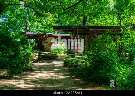 Pfad zu den schattigen Pavillon auf der Alfred Caldwell Lily Pool im Lincoln Park Chicago Stockfoto