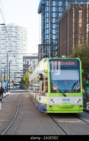 Die Londoner Straßenbahn Wimbledon fährt vom Bahnhof East croydon mit dem NLA-Gebäude ab Im Hintergrund Stockfoto