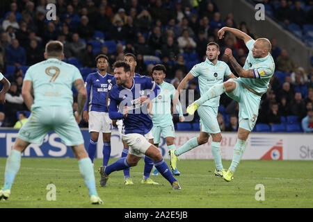 Cardiff, Großbritannien. 02 Okt, 2019. Toni Leistner von Queens Park Rangers schießt während der efl Sky Bet Championship Match zwischen Cardiff City und Queens Park Rangers an der Cardiff City Stadium, Cardiff, Wales am 2. Oktober 2019. Foto von Dave Peters. Nur die redaktionelle Nutzung, eine Lizenz für die gewerbliche Nutzung erforderlich. Keine Verwendung in Wetten, Spiele oder einer einzelnen Verein/Liga/player Publikationen. Credit: UK Sport Pics Ltd/Alamy leben Nachrichten Stockfoto