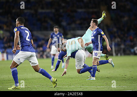Cardiff, Großbritannien. 02 Okt, 2019. Geoff Cameron von Queens Park Rangers hat eine schwierige Landung während der efl Sky Bet Championship Match zwischen Cardiff City und Queens Park Rangers an der Cardiff City Stadium, Cardiff, Wales am 2. Oktober 2019. Foto von Dave Peters. Nur die redaktionelle Nutzung, eine Lizenz für die gewerbliche Nutzung erforderlich. Keine Verwendung in Wetten, Spiele oder einer einzelnen Verein/Liga/player Publikationen. Credit: UK Sport Pics Ltd/Alamy leben Nachrichten Stockfoto