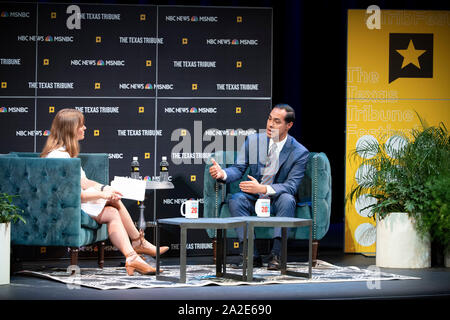 Austin, TX USA Sept. 28, 2019: Präsidentschaftskandidat Julian Castro von San Antonio ist von der Journalistin Katie Tur von MSNBC am Texas Tribüne Festival in Austin interviewt. Castro, der einzige Hispanic Demokratischen hoffnungsvoll, in Obamas Kabinett als HUD Sekretär serviert. Stockfoto