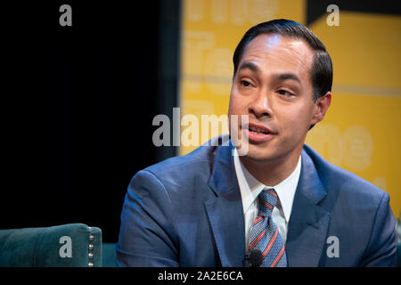 Demokratische Präsidentschaftskandidat Julian Castro von San Antonio liegt für eine Frage-und-Antwortsitzung am Texas Tribüne Festival in Austin. Stockfoto