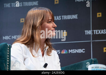 MSNBC Sendung Journalist Katie Tur hört, wie sie Interviews Demokratische Präsidentschaftskandidat Julian Castro von San Antonio an der Texas Tribune Festival in Austin, Texas. Stockfoto