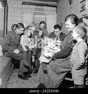 Zu 206 bei einer Arbeiterfamilie, Deutschland 1930er. Auf der Startseite der Arbeiterklasse, Deutschland 1930. Stockfoto