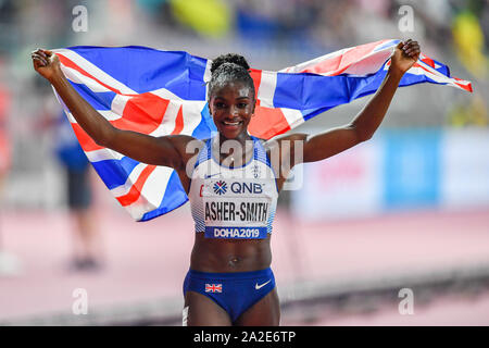 DOHA, Katar. 02 Okt, 2019. Dina Asher-Smith feiert nach dem Gewinn der Frauen 200 m-Finale bei Tag 6 der IAAF Leichtathletik WM - Doha 2019 bei Khalifa International Stadium am Mittwoch, Oktober 02, 2019 in Doha, Katar. Credit: Taka G Wu/Alamy leben Nachrichten Stockfoto