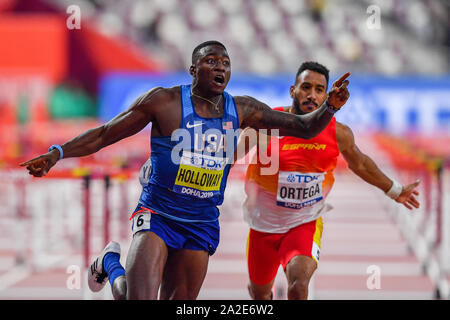 DOHA, Katar. 02 Okt, 2019. Grant Holloway der USA (links) feiert nach dem Gewinn der Mens 100 m Hürden Finale bei Tag 6 der IAAF Leichtathletik WM - Doha 2019 bei Khalifa International Stadium am Mittwoch, Oktober 02, 2019 in Doha, Katar. Credit: Taka G Wu/Alamy leben Nachrichten Stockfoto