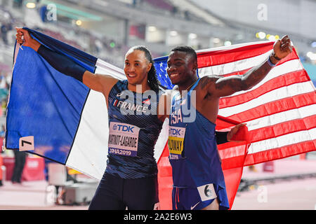 DOHA, Katar. 02 Okt, 2019. Grant Holloway der USA (rechts) feiert mit Folgen Athleten Pascal Matrinot-Lagarde von Frankreich nach dem Gewinn der Mens 100 m Hürden Finale bei Tag 6 der IAAF Leichtathletik WM - Doha 2019 bei Khalifa International Stadium am Mittwoch, Oktober 02, 2019 in Doha, Katar. Credit: Taka G Wu/Alamy leben Nachrichten Stockfoto