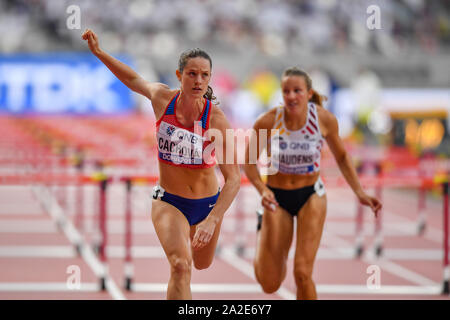 DOHA, Katar. 02 Okt, 2019. Katerina Cachova (CZE) (rechts) konkurriert in Frauen 100m Hürden - siebenkampf - heizt bei Tag 6 der IAAF Leichtathletik WM - Doha 2019 bei Khalifa International Stadium am Mittwoch, Oktober 02, 2019 in Doha, Katar. Credit: Taka G Wu/Alamy leben Nachrichten Stockfoto