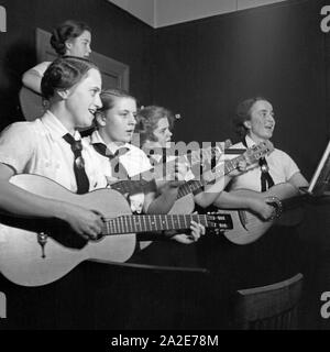 BdM-Mädchen spielen Musik in einem Orchester, Deutschland 1930er Jahre. BdM-Mädchen Musizieren in einem Orchester, Deutschland 1930. Stockfoto