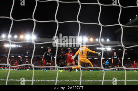 Liverpools Mohamed Salah Kerben vierte Ziel seiner Seite des Spiels während der UEFA Champions League Gruppe E Match in Liverpool, Liverpool. Stockfoto