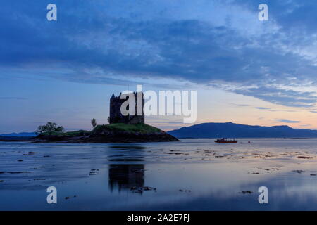 Sonnenuntergang an der alten Burg Stalker am Abend und Ebbe Loch Linnhe, Argyll, Schottland. Stockfoto