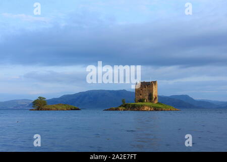 Die alte Burg Stalker in der Morgensonne und Flut, Loch Linnhe, Argyll, Schottland. Stockfoto