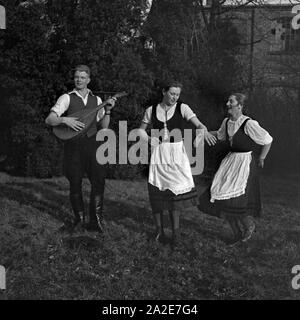 Vergnügte Pause in der webschule in Sommerfeld, Deutschland 1930er Jahre. Gerne Pause mit Musik und Tanz an der Schule für das Weben an Sommerfeld, Deutschland 1930. Stockfoto